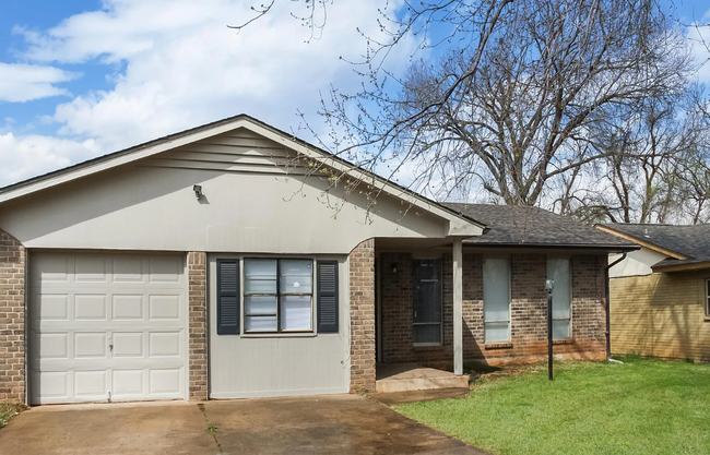 429 E Hillcrest Ln in Mustang, OK - Building Photo - Building Photo