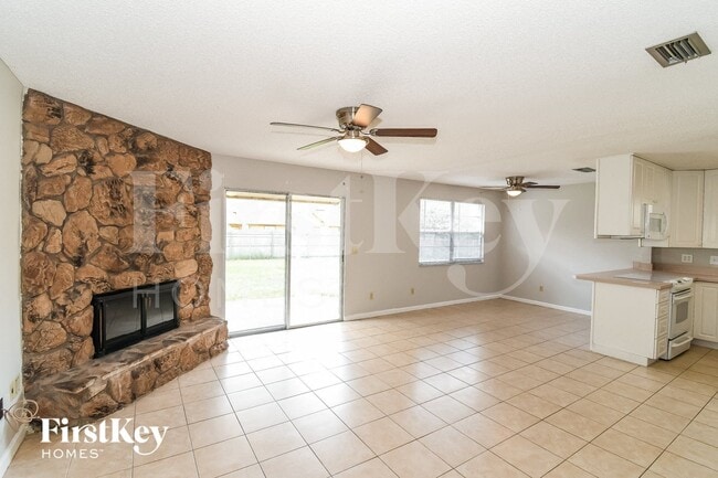 8102 Birds Foot Ln in Jacksonville, FL - Foto de edificio - Building Photo