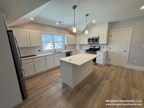 28 Brooks St, Unit 3 in Boston, MA - Foto de edificio - Building Photo