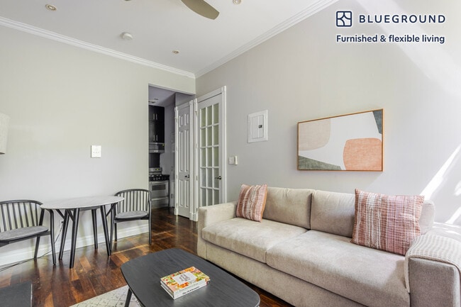 562 Hudson St in New York, NY - Building Photo - Building Photo