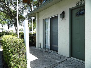 899 Crystal Lake Dr in Pompano Beach, FL - Building Photo - Building Photo