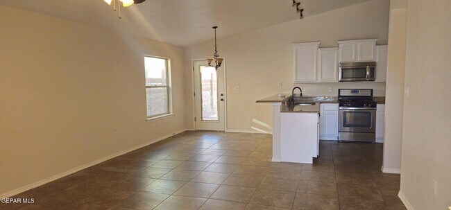 14375 High Rock Dr in El Paso, TX - Building Photo - Building Photo