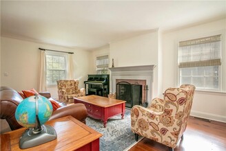 306 Quaker Rd in Chappaqua, NY - Building Photo - Building Photo