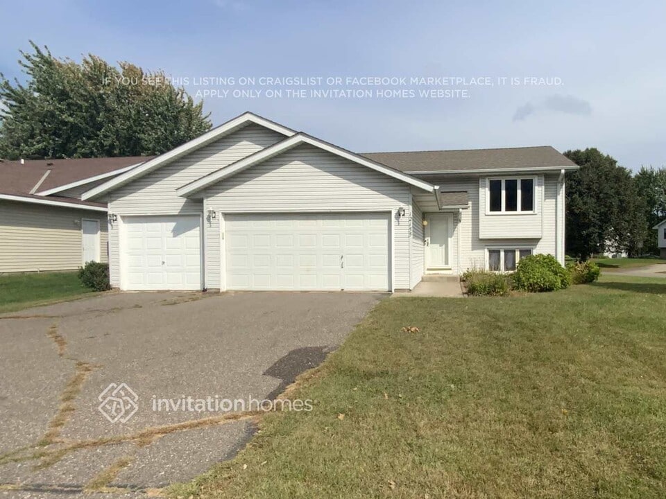 12155 Quinn St in Minneapolis, MN - Building Photo