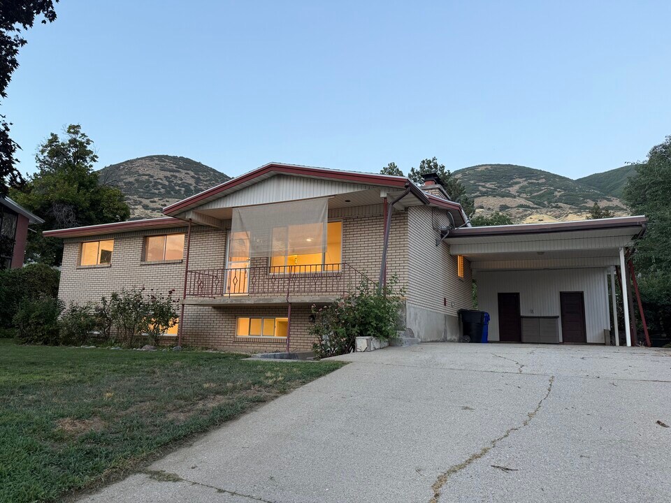1070 Doris St in Centerville, UT - Foto de edificio