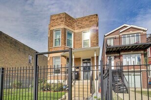 2720 W Polk St in Chicago, IL - Building Photo