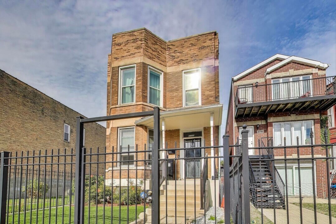 2720 W Polk St in Chicago, IL - Building Photo