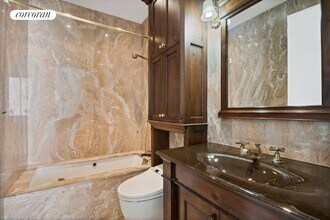 200 E 65th St in New York, NY - Building Photo - Building Photo