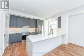 40 Lunar Cres in Mississauga, ON - Building Photo - Building Photo