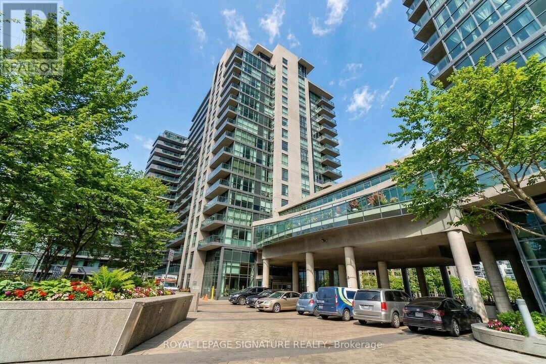 209 Fort York Blvd in Toronto, ON - Building Photo