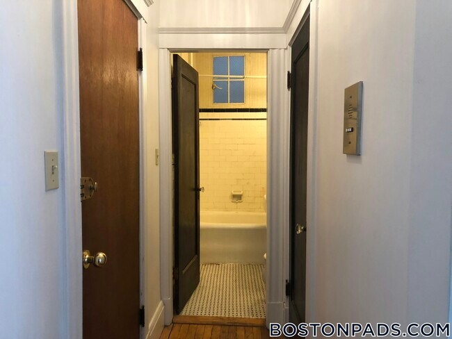 349 Pleasant St, Unit B1-9 in Malden, MA - Foto de edificio - Building Photo