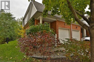 710-710 Spring Gardens Rd in Burlington, ON - Building Photo - Building Photo