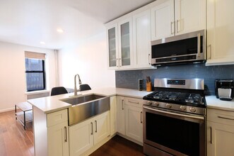 318 W 36th St. in New York, NY - Building Photo - Building Photo