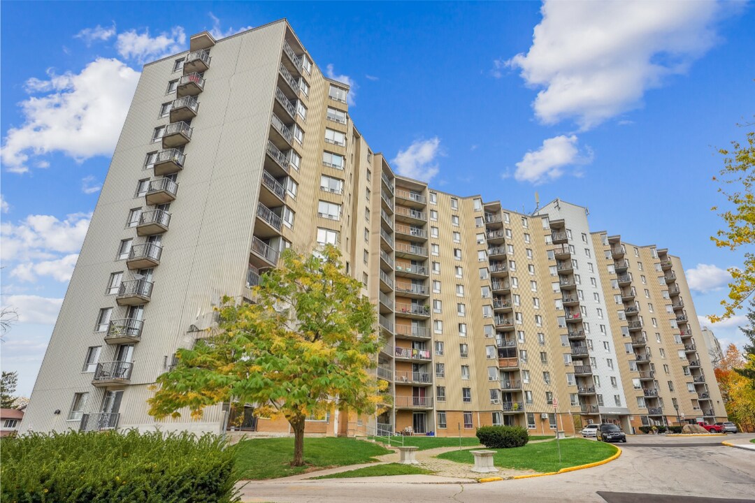 501 Wilkins St in London, ON - Building Photo