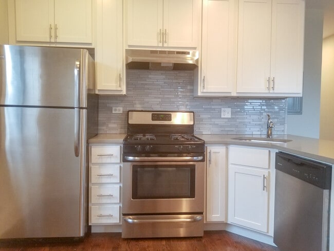 2211 W Foster Ave, Unit 3