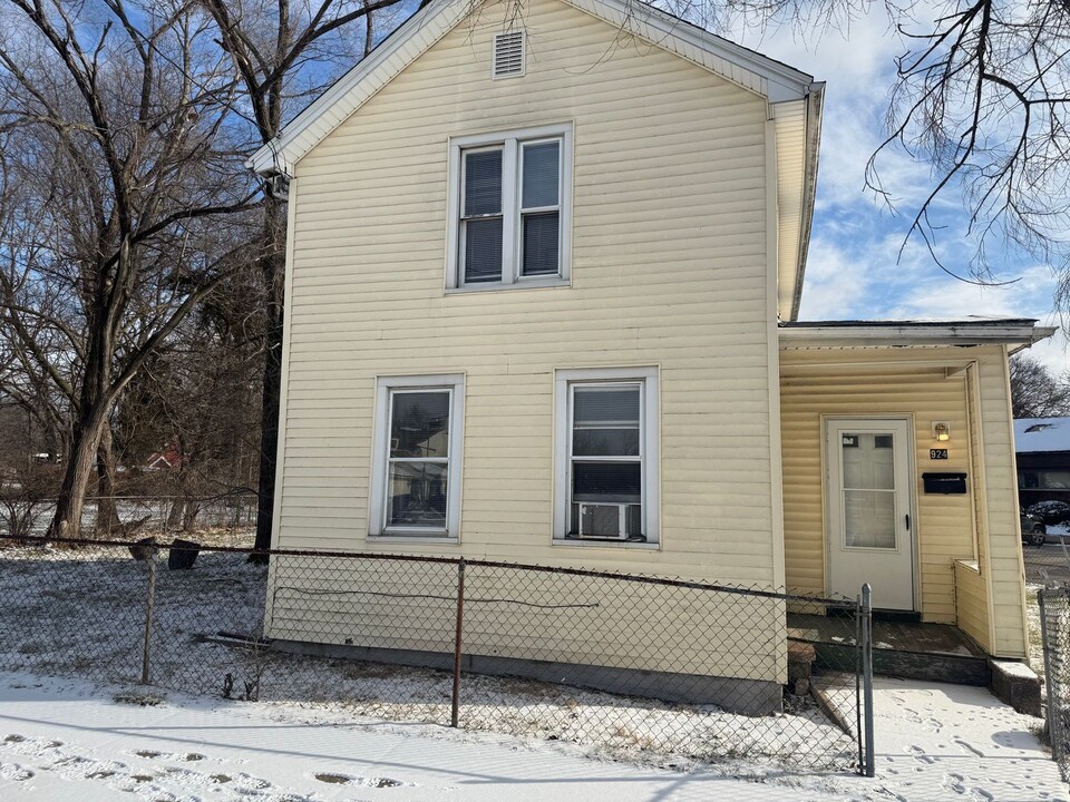 924 S Helen St in Peoria, IL - Building Photo