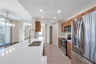 3040 Peachtree Rd in Atlanta, GA - Foto de edificio - Building Photo