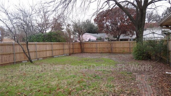 1102 Carriagehouse Ln in Garland, TX - Building Photo - Building Photo