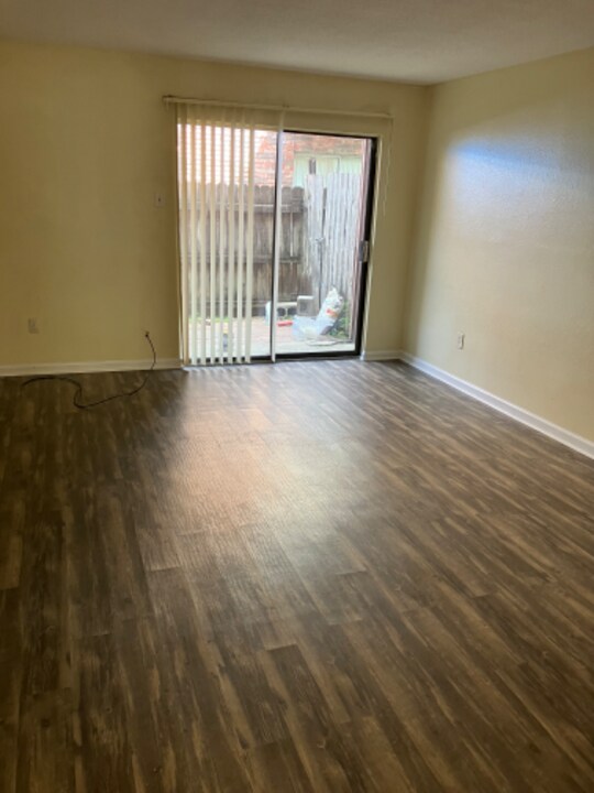 2317 Giuffrias Ave-Unit -C in Metairie, LA - Foto de edificio