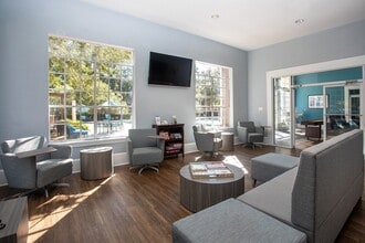 Jackson Square Apartments in Tallahassee, FL - Foto de edificio - Building Photo