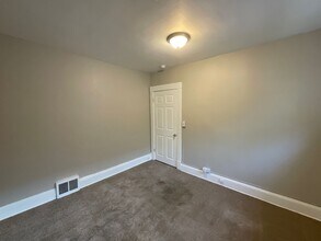 2070 Lark St in Lakewood, OH - Foto de edificio - Building Photo