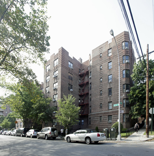 Carlton House in Bronx, NY - Building Photo - Building Photo