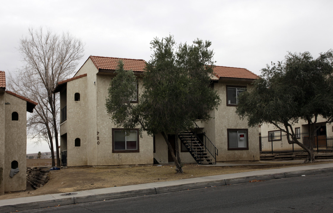 720 E Virginia Way in Barstow, CA - Foto de edificio