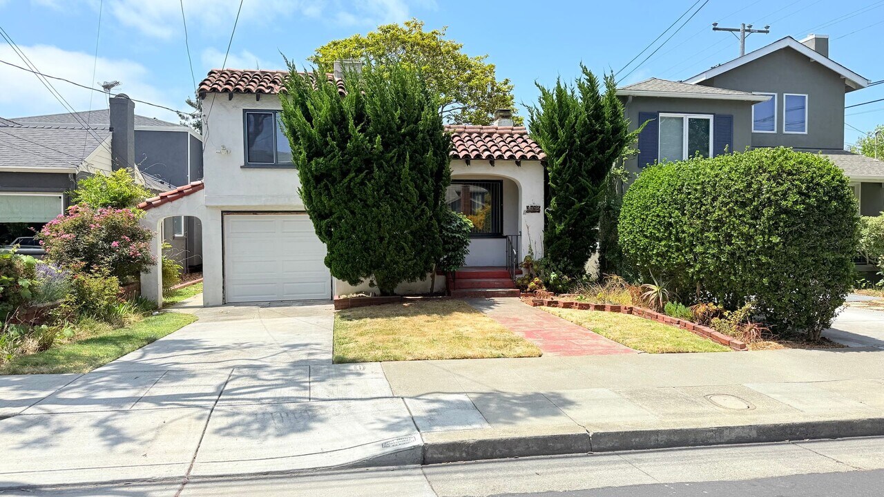 3226 Washington St in Alameda, CA - Building Photo