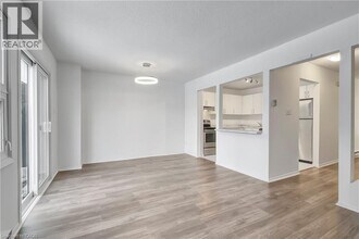 6530 Glen Erin Dr in Mississauga, ON - Building Photo - Building Photo