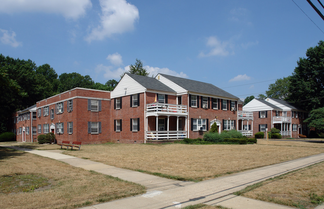 Wood Lake & Lake Side Apartments in Woodbury, NJ - Building Photo