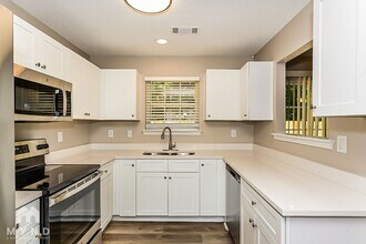 1666 Hallmark Hills Dr in Griffin, GA - Foto de edificio - Building Photo