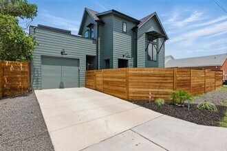 2105 S L Davis Ave in Austin, TX - Building Photo - Building Photo