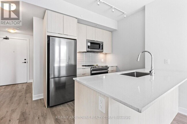 430-1430 Square One Dr in Mississauga, ON - Building Photo - Building Photo
