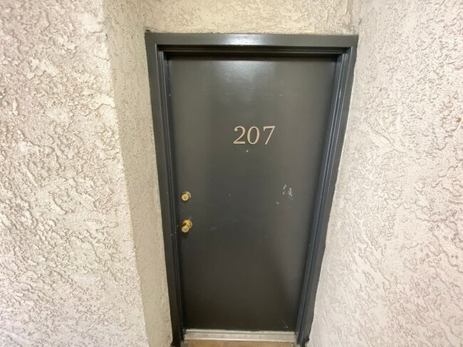 3715 S Canfield Ave, Unit 207 in Los Angeles, CA - Building Photo - Building Photo