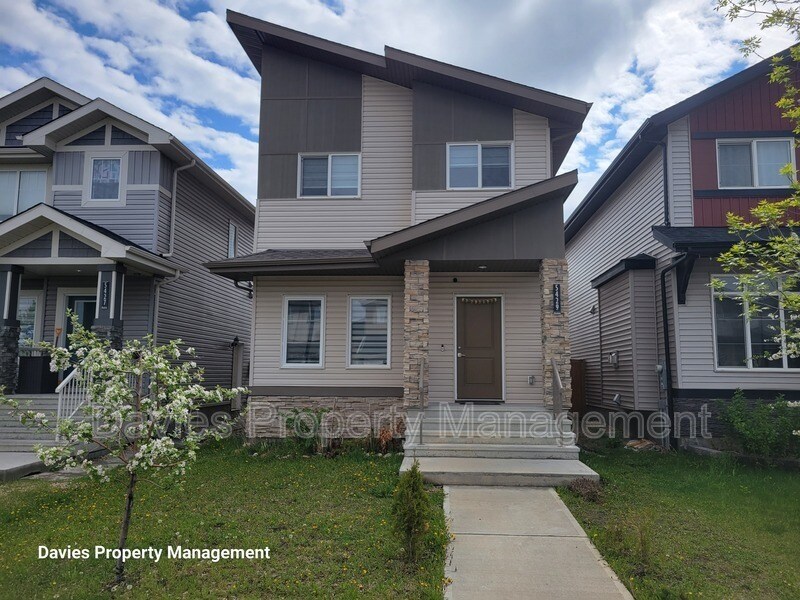 5429 Chappelle Rd. SW in Edmonton, AB - Building Photo