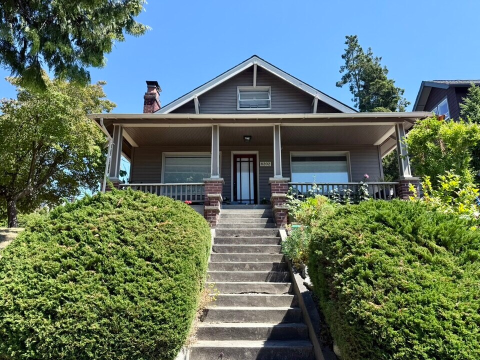 8202 41st Ave SW in Seattle, WA - Building Photo