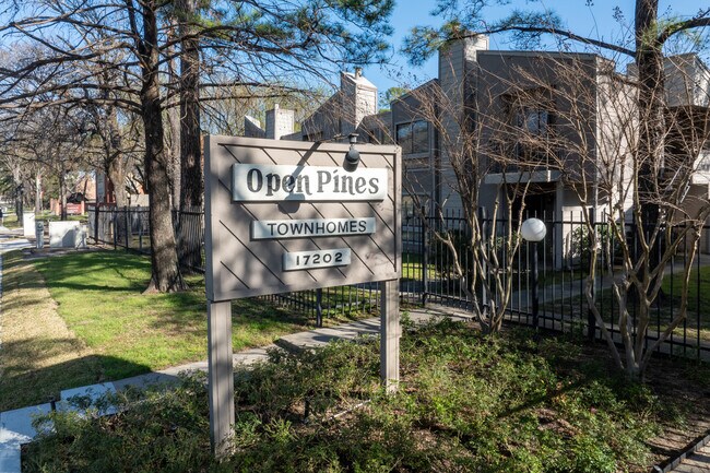 Open Pines Townhomes in Houston, TX - Building Photo - Building Photo