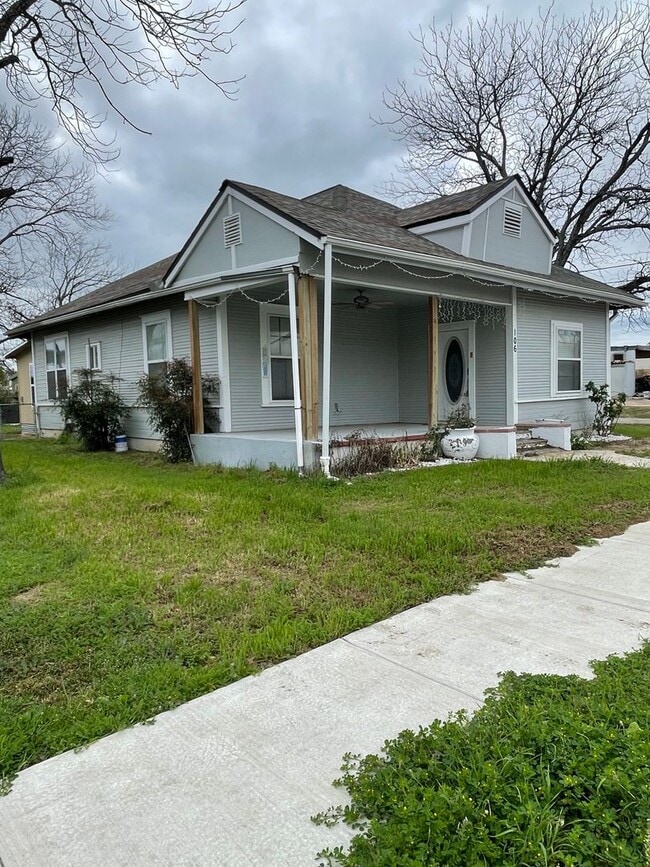 106 E 3rd St in Lampasas, TX - Building Photo - Building Photo