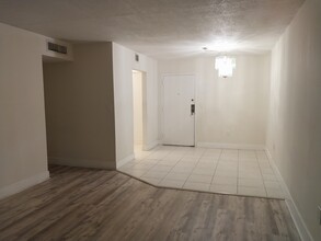 9405 W Flagler St, Unit D211 in Miami, FL - Building Photo - Building Photo