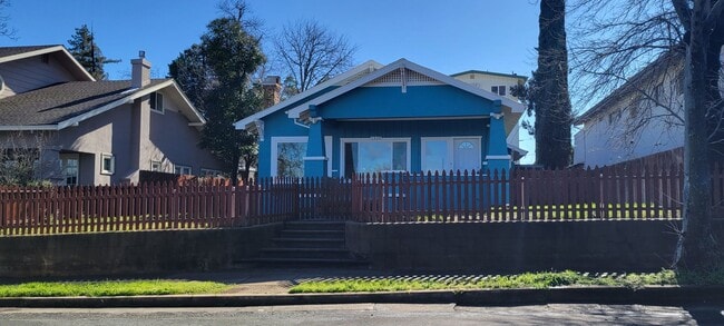 1539 Riverside Dr in Redding, CA - Building Photo - Building Photo