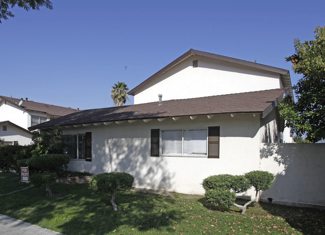 139 W Southgate Ave in Fullerton, CA - Foto de edificio - Building Photo