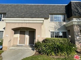 19142 Haynes St in Los Angeles, CA - Building Photo