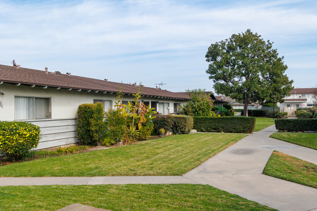 Garden Villas in Santa Ana, CA - Building Photo