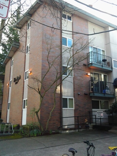5255 15th Ave NE in Seattle, WA - Building Photo