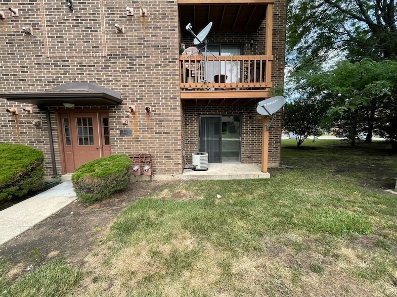 2238 Abbeywood Dr, Unit D in Lisle, IL - Building Photo