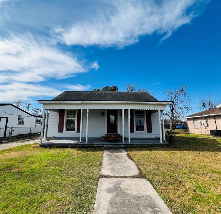 214 Evans St in Angleton, TX - Building Photo