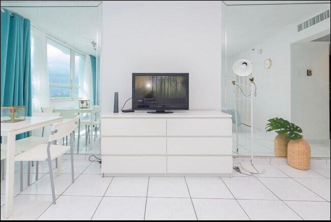 5445 Collins Ave in Miami, FL - Building Photo - Building Photo