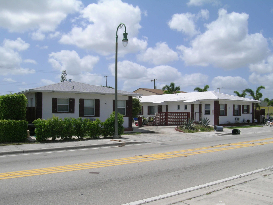 611 N Federal Hwy in Lake Worth, FL - Building Photo