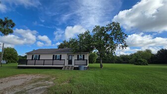 2739 Lawrence Rd in Kemah, TX - Building Photo