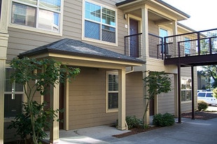 Villa Capri East in Beaverton, OR - Building Photo